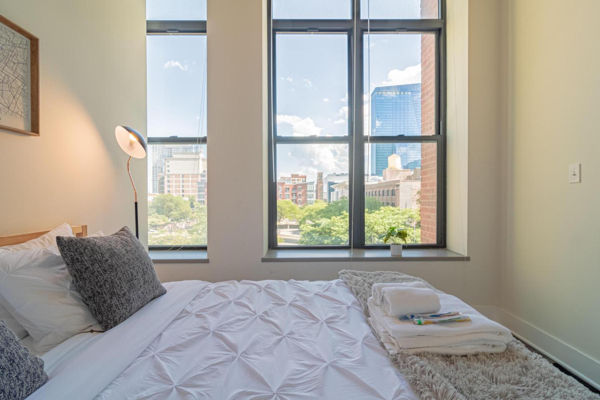 Bright 2Br Luxury Corner Suite With Optional Parking Sleeps 6 Guests Near Mccormick Place And Soldier Field Chicago Eksteriør bilde